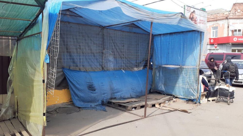 Порожня ятка, в якій ще вчора продавали крам