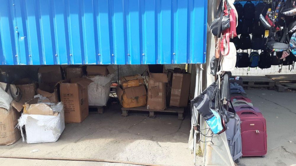 Напівзакрита ятка поблизу ринку має спільне з загадкою: чи повернеться продавчиня