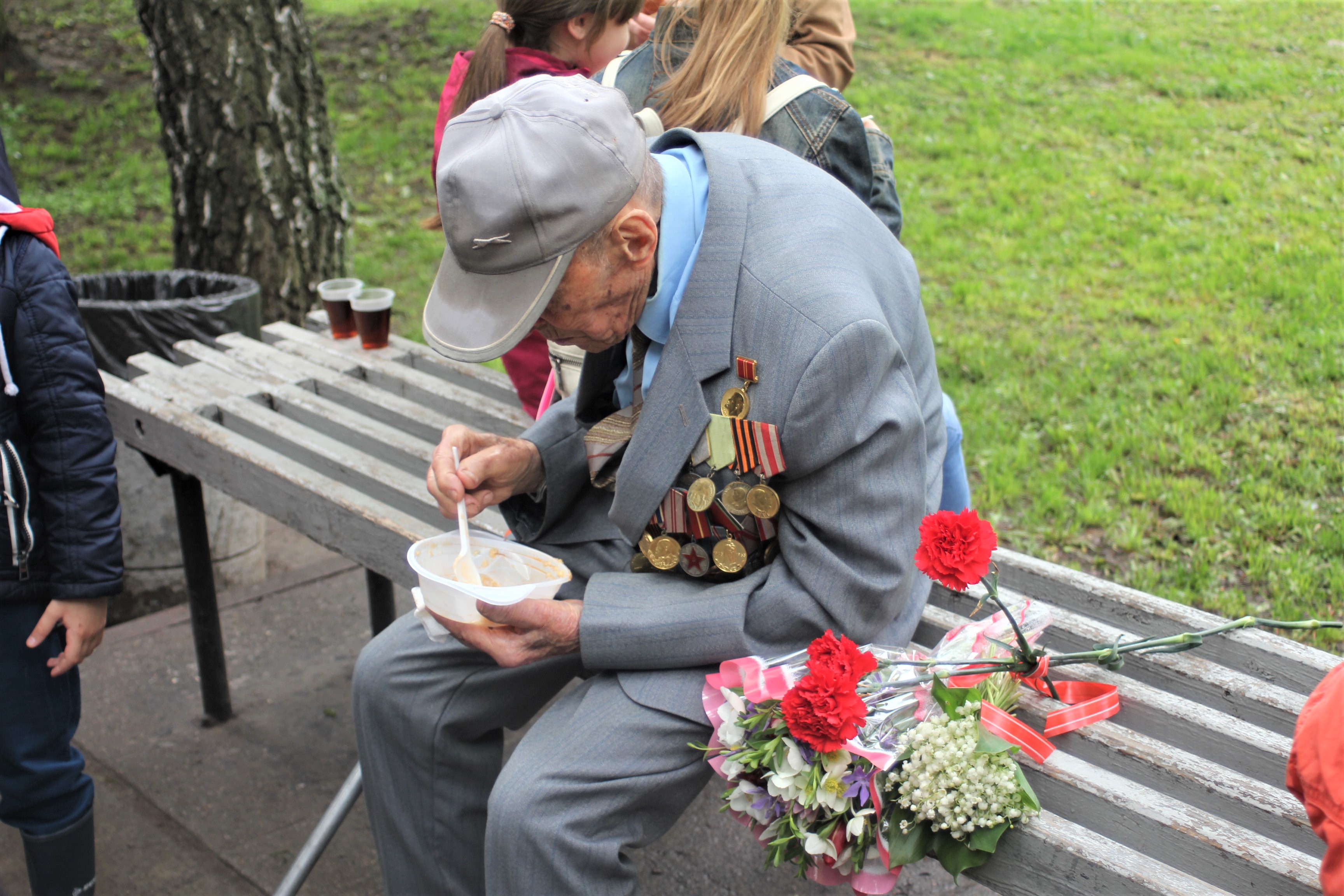 Ветеран війни смакує кашею