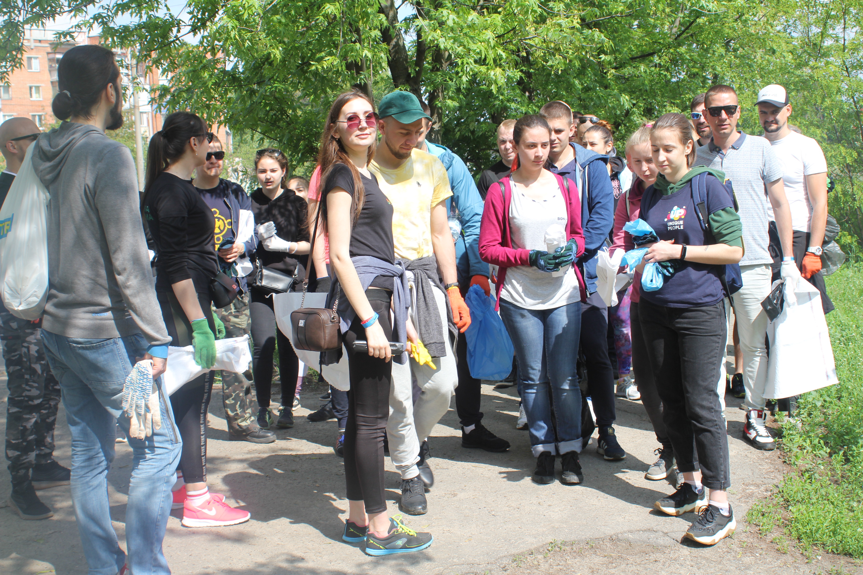 Полтавці прибирають парк