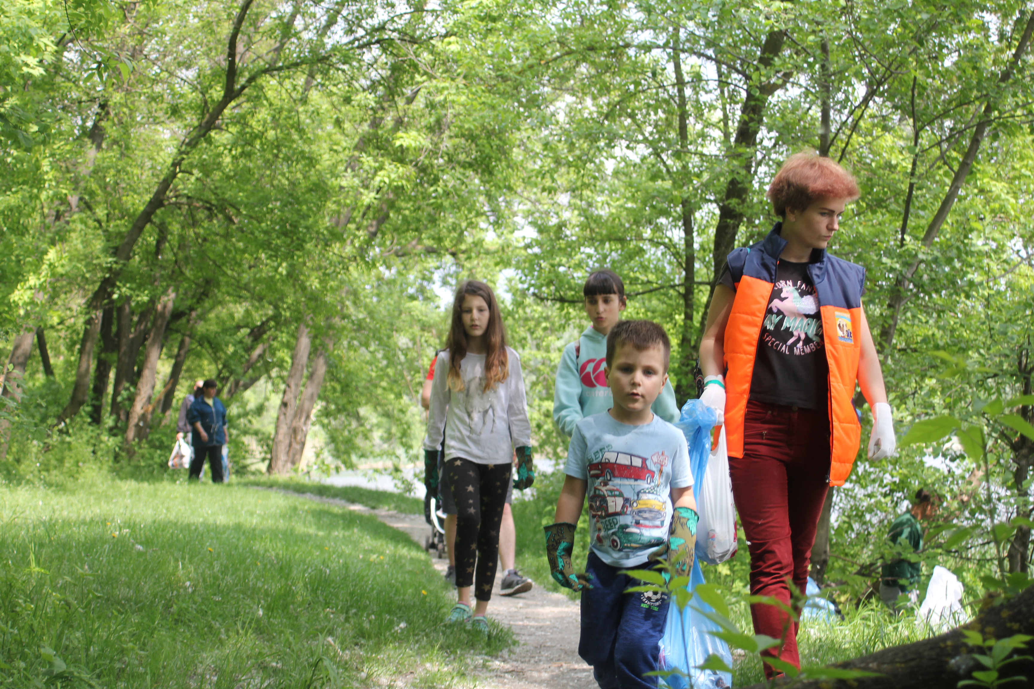 Полтавці прибирають парк