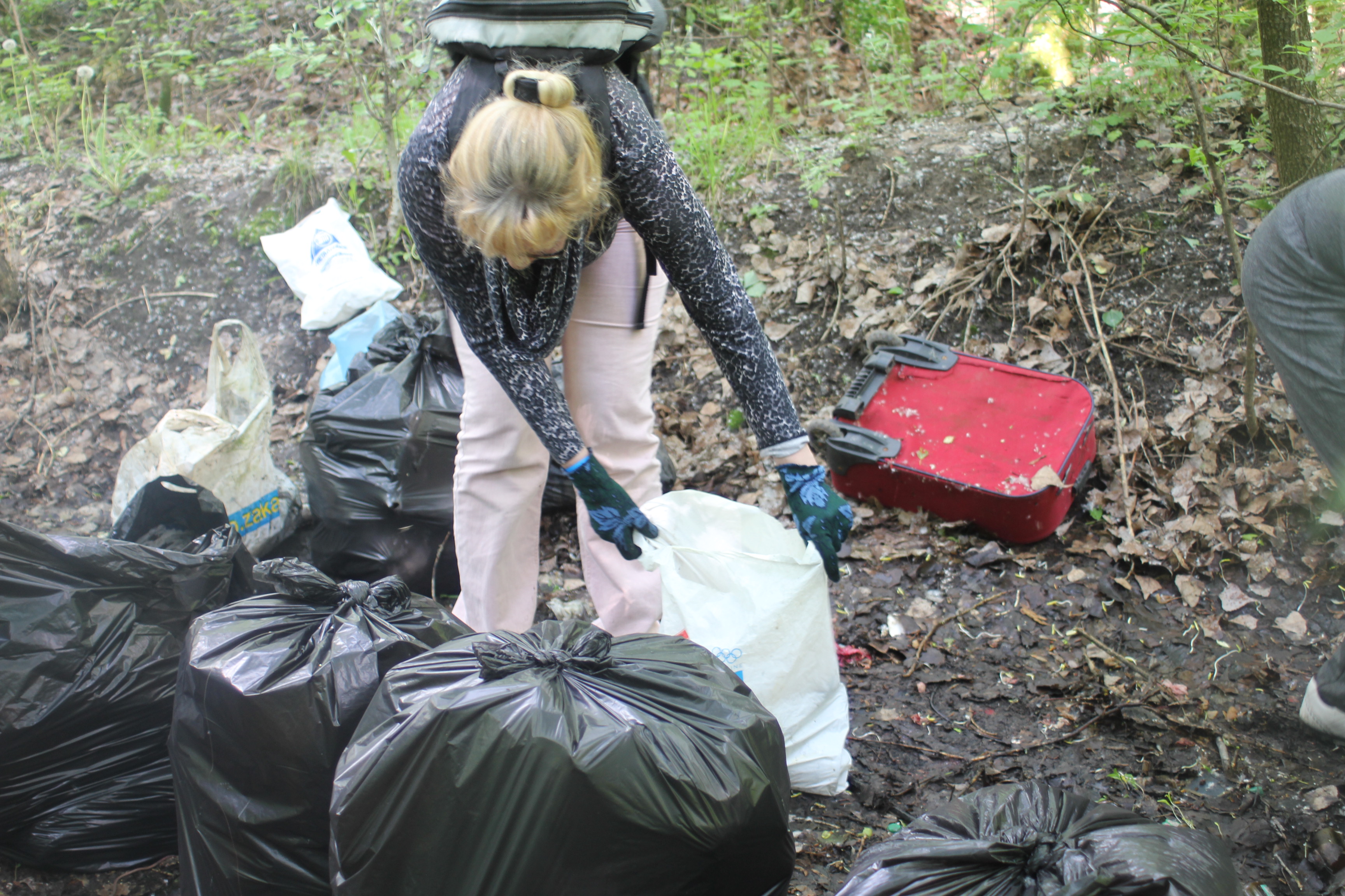 Полтавка збирає сміття