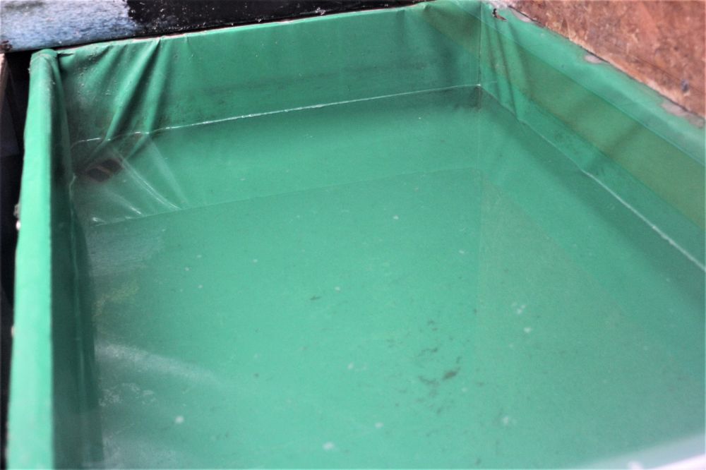 Ємкості з водою у вольєрі