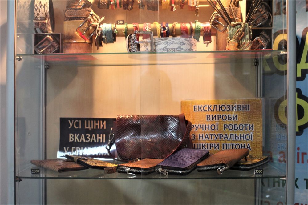 Торгова лавка біля входу на виставку