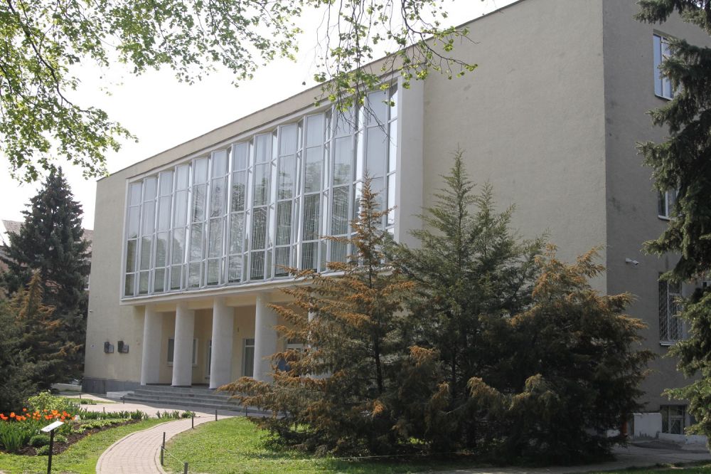 Музичне училище на вул.Соборності,11)