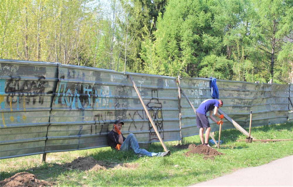 Денис та Іван працюють над огородженням кінотеатру 