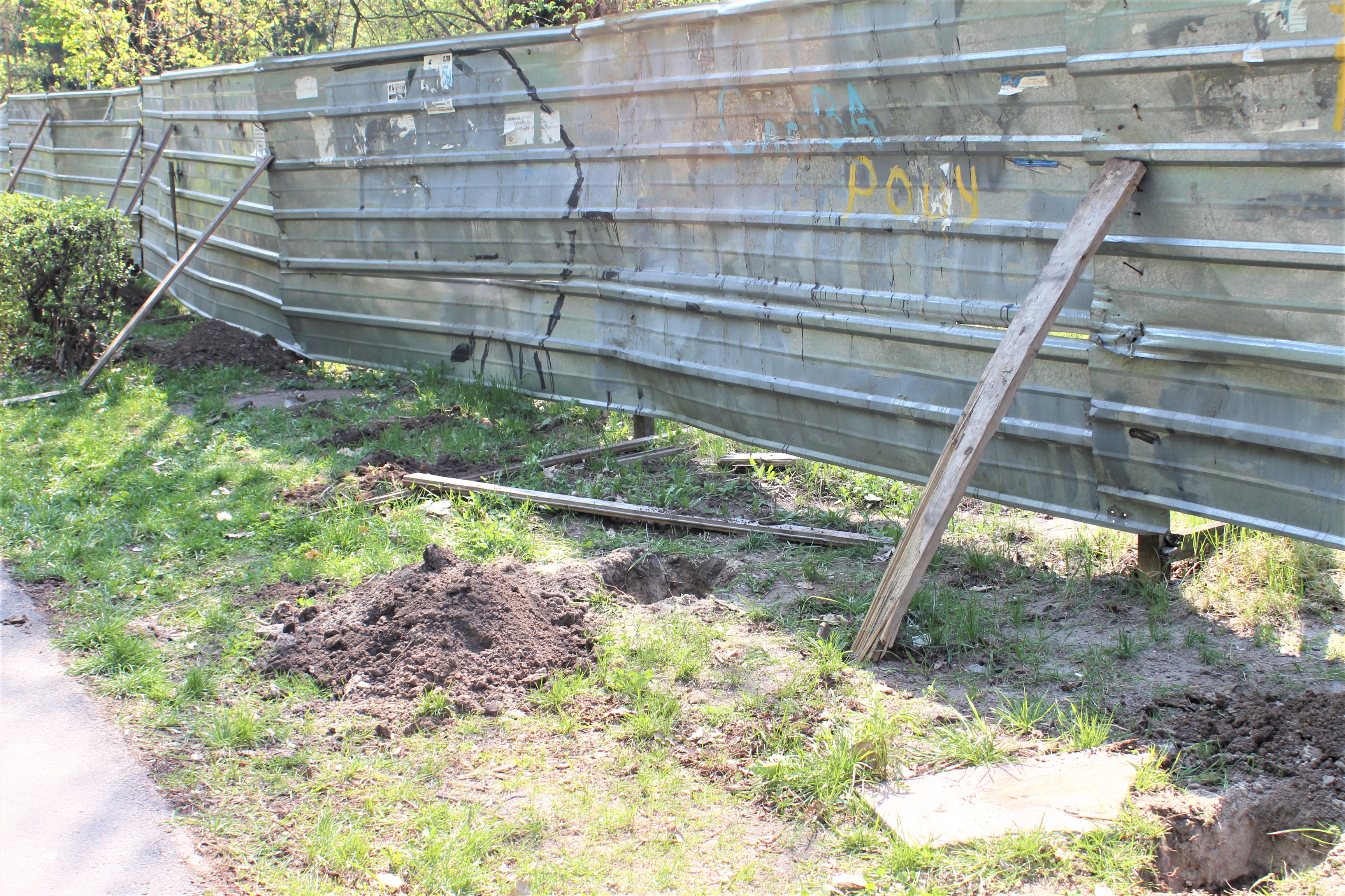 Триває робота над огородженням території колишнього кінотеатру 