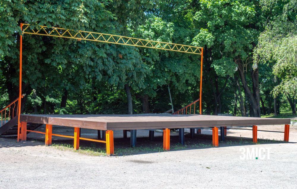 Літня сцена в парку «Перемога»