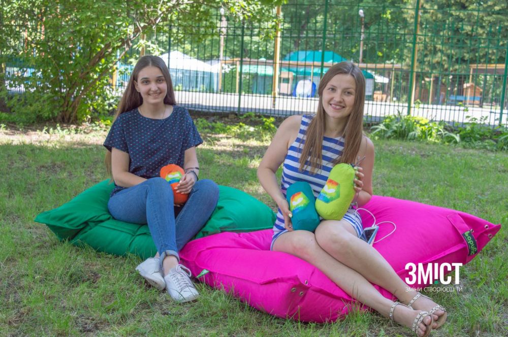 Катерина Бабіч (справа) з помічницею Ольгою