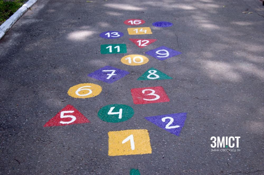 Асфальтні ігри на алеї, що веде в парк