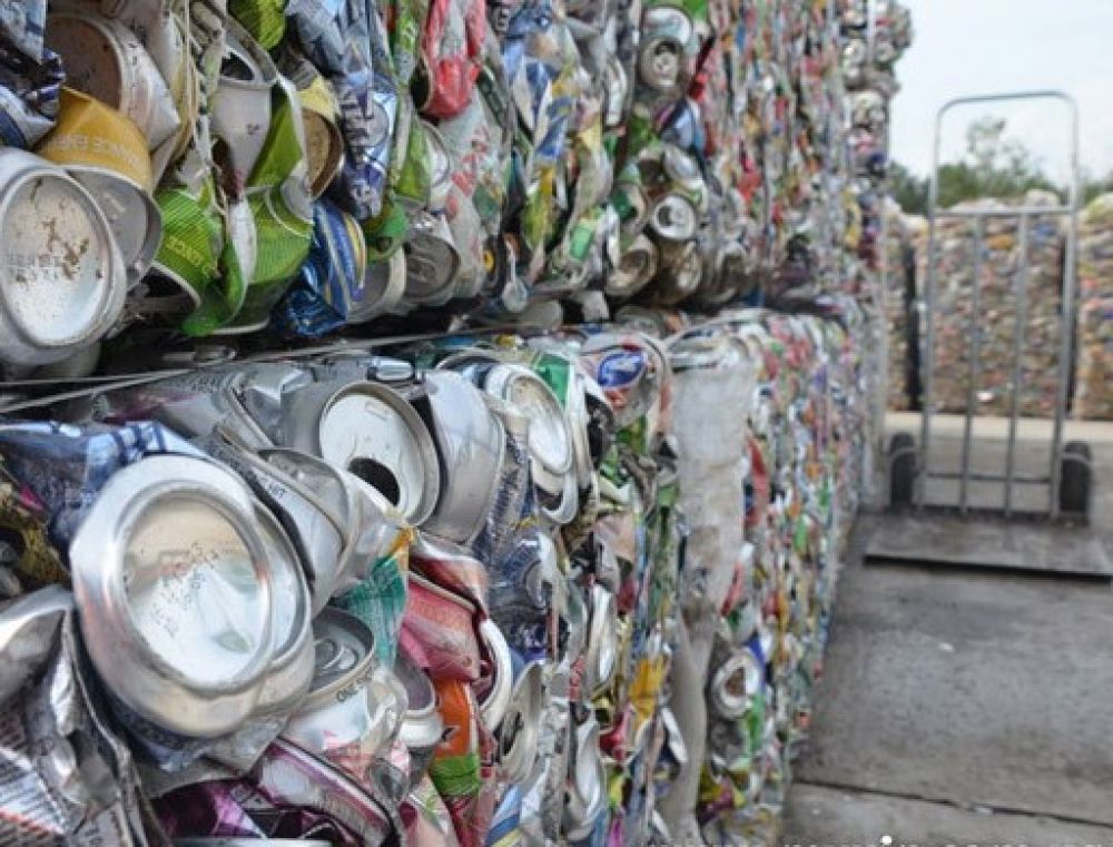 Відсортовані і спресовані відходи чекають відправки на переробне підприємство