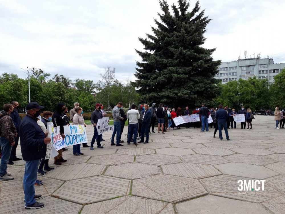 Мітингарі стоять під дощем – чекають на представників ОДА