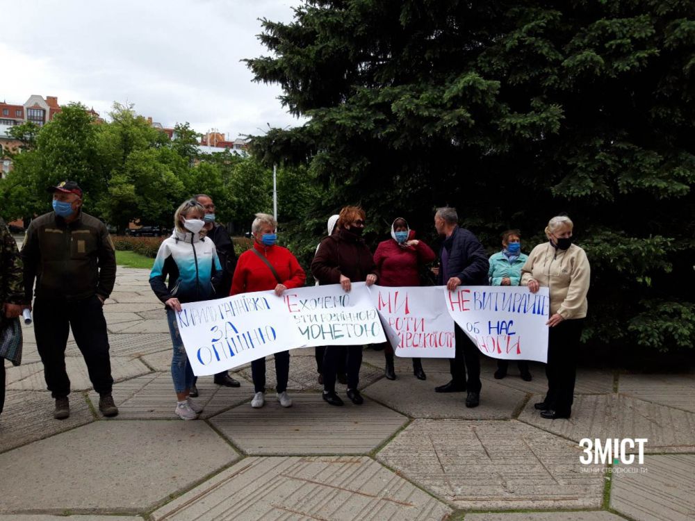 Протест триває близько години