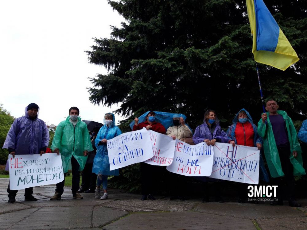 Селяни чекають під дощем