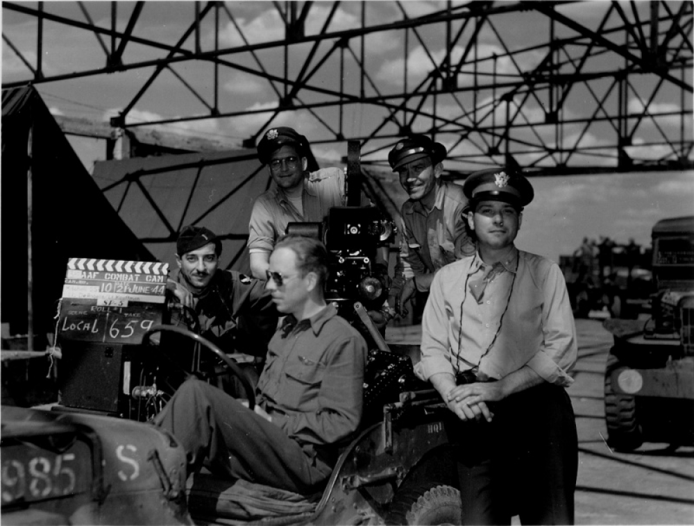 Американські офіцери біля кіноапаратури (Джерело – waralbum.ru)