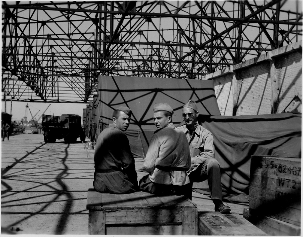 Радянські солдати та американський військовий на складах аеродрому в Полтаві (Джерело – aviator.guru)