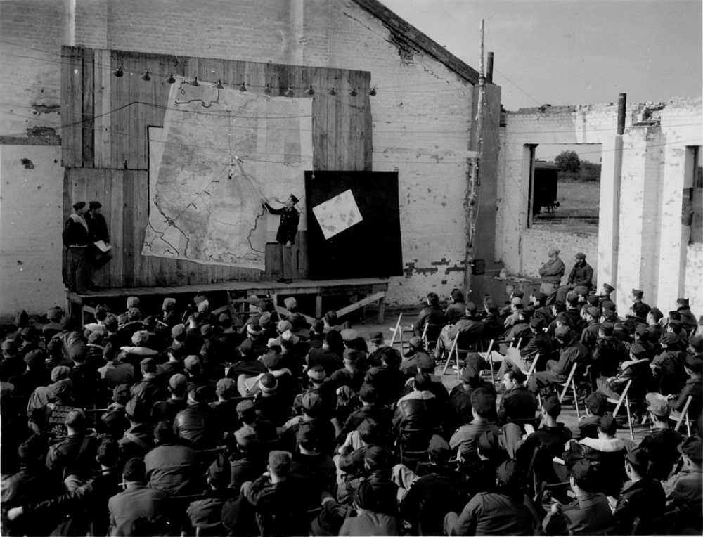 Інструктаж для американських льотчиків. Авіабаза «Полтава», 1944 рік (Джерело: aviator.guru)