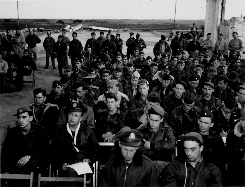 Брифінг військовослужбовців збройних сил США, Полтава, 1944 рік (Джерело: aviator.guru)