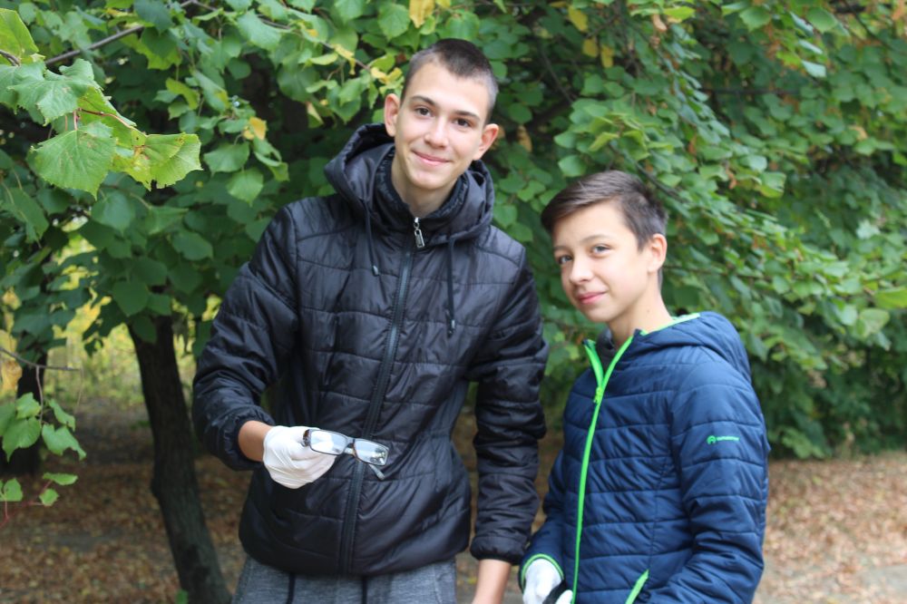 Полтавці прибрали дитячий майданчик на Садах-2
