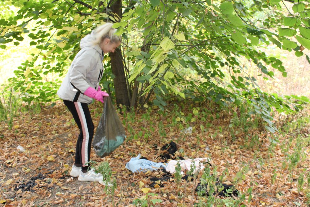 Полтавці прибрали дитячий майданчик на Садах-2