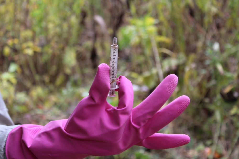 Полтавці прибрали дитячий майданчик на Садах-2