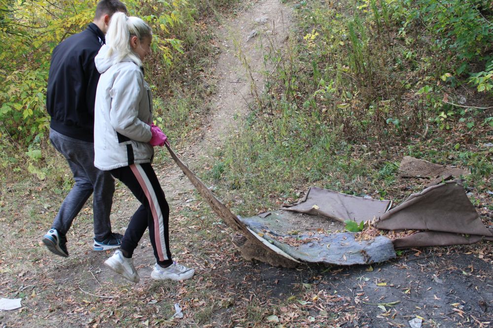 Полтавці прибрали дитячий майданчик на Садах-2