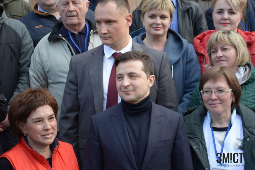 Володимир Зеленський з головою Полтавської обласної організації Товариства Червоного Хреста Іриною Плюсніною (зліва) та медиками медцентру