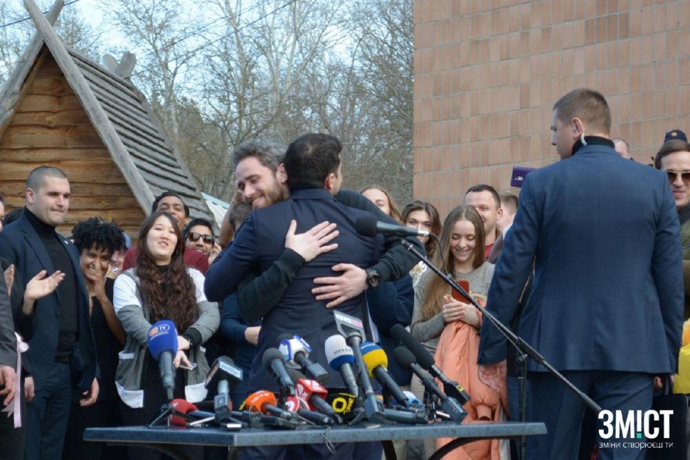 Зеленський привітав з днем народження евакуйованого Євгена