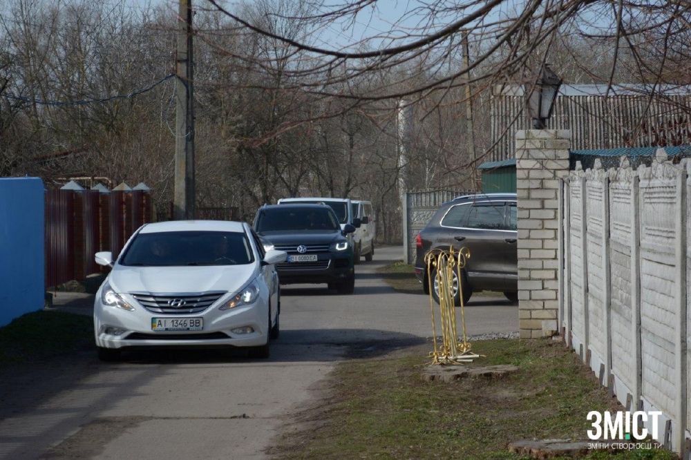 Кортеж президента у Нових Санжарах