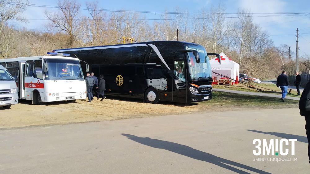 Автобус, який забере евакуйованих після обсервації