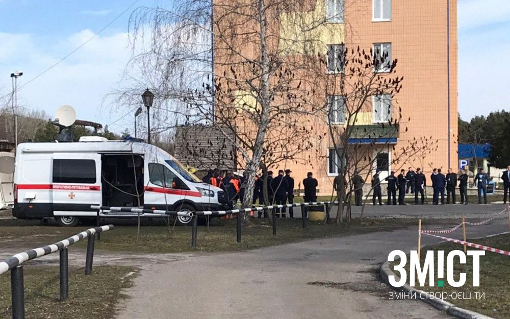 Біля медцентру в Нових Санжарах