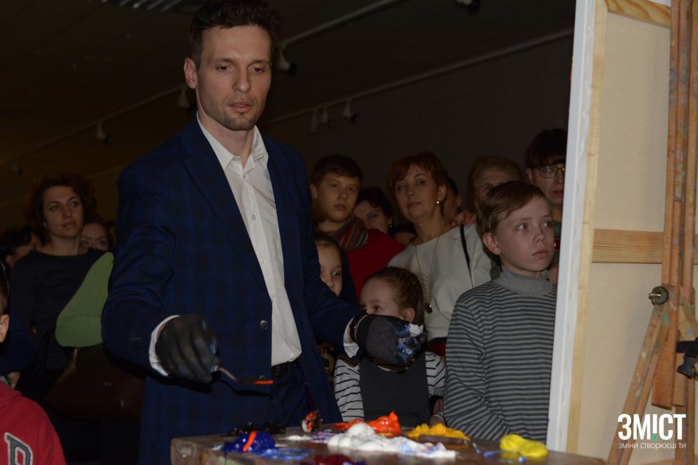 Терновський під час створення інтерактивної картини