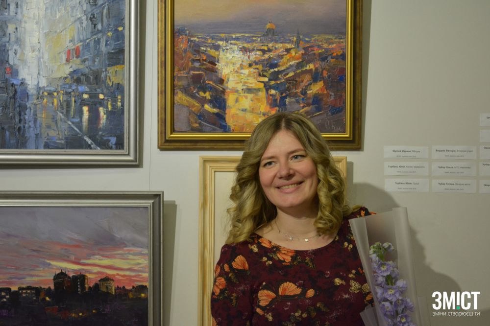 Люди охоче фотографувалися біля картин