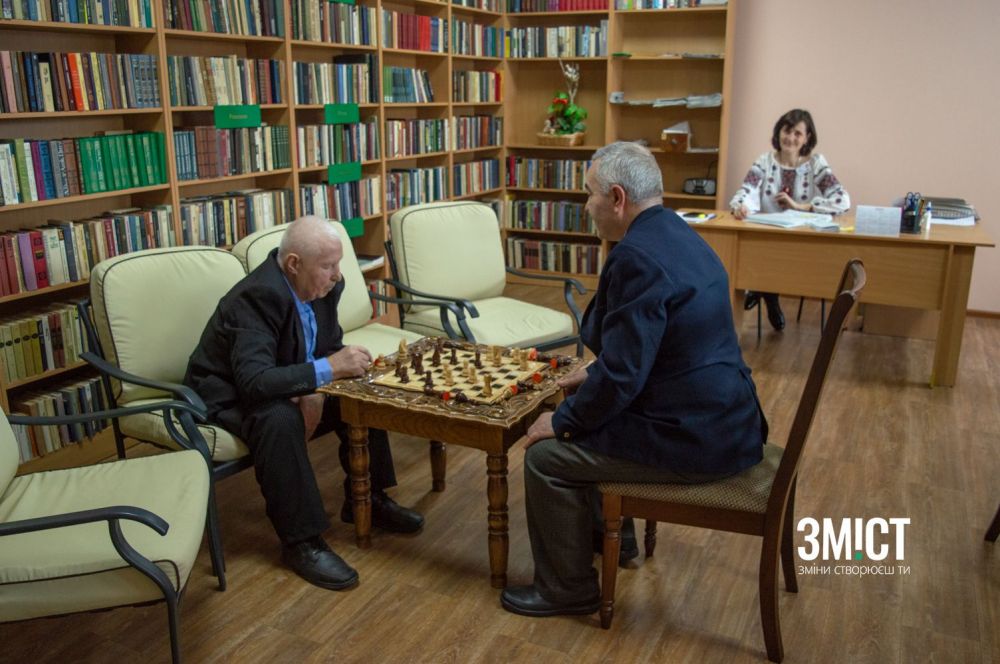 У бібліотеці