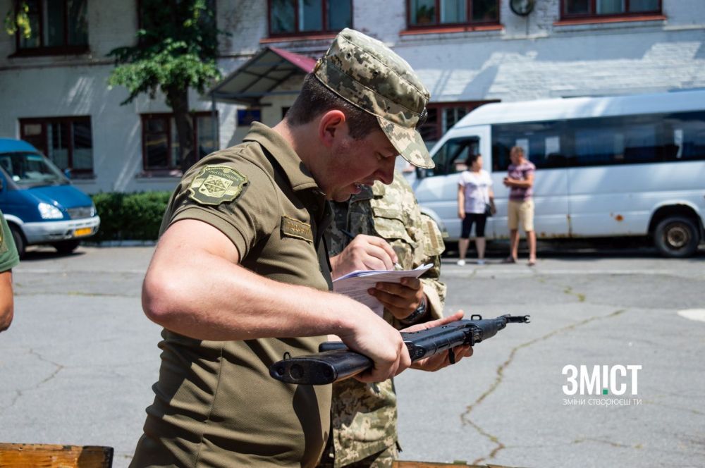 Тепер зі зброєю: полтавські школи отримали автомати й пістолети для уроків «Захисту Вітчизни»
