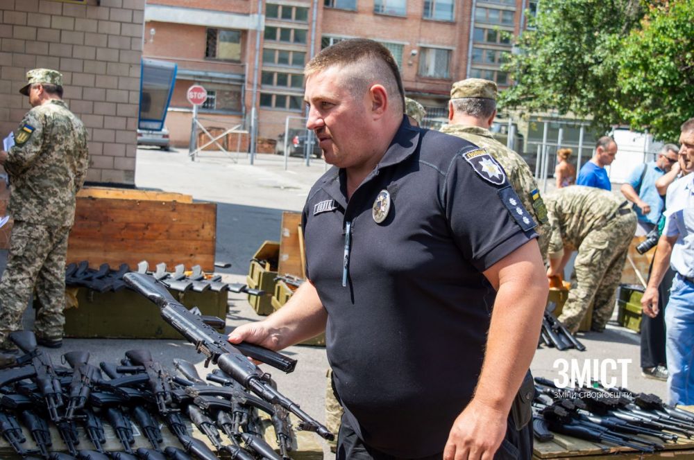Тепер зі зброєю: полтавські школи отримали автомати й пістолети для уроків «Захисту Вітчизни»