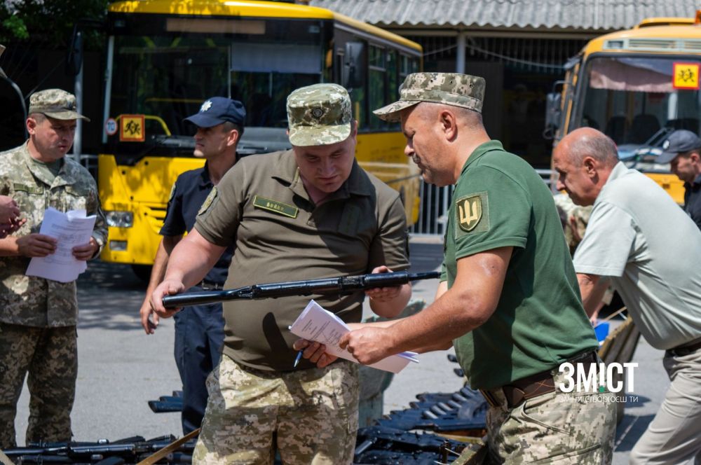 Тепер зі зброєю: полтавські школи отримали автомати й пістолети для уроків «Захисту Вітчизни»