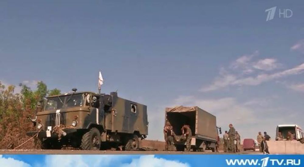 Бійці 8-ої роти забирають тіла загиблах. Скріншот із Першого каналу (Росія).