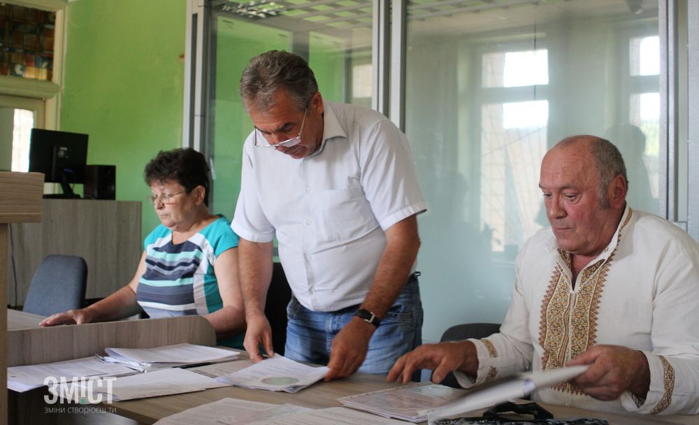 Зліва направо: Ганна Скуйбіда (відповідач), Володимир Голубенко (адвокат відповідачів), Віктор Рудич (відповідач)