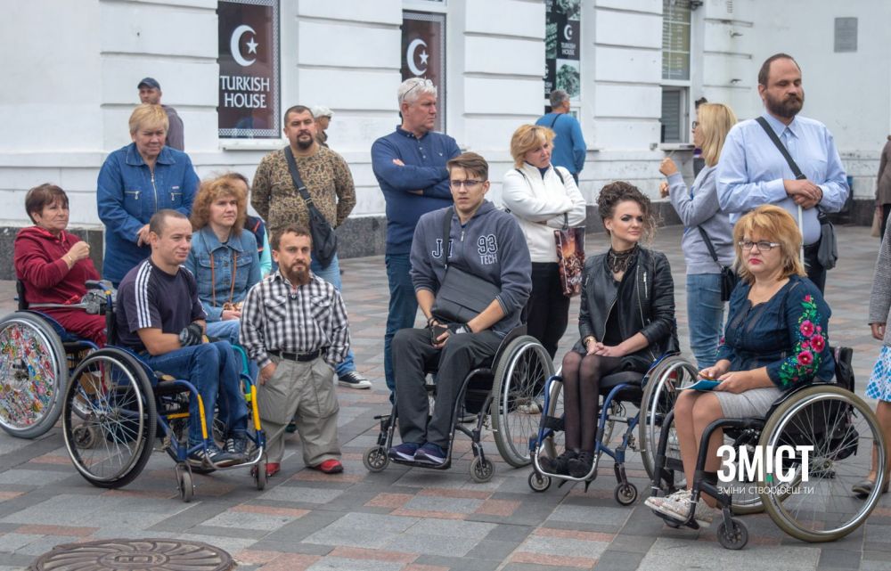 Водіїв і кондукторів Полтави навчали поводитися із маломобільними групами населення у транспорті