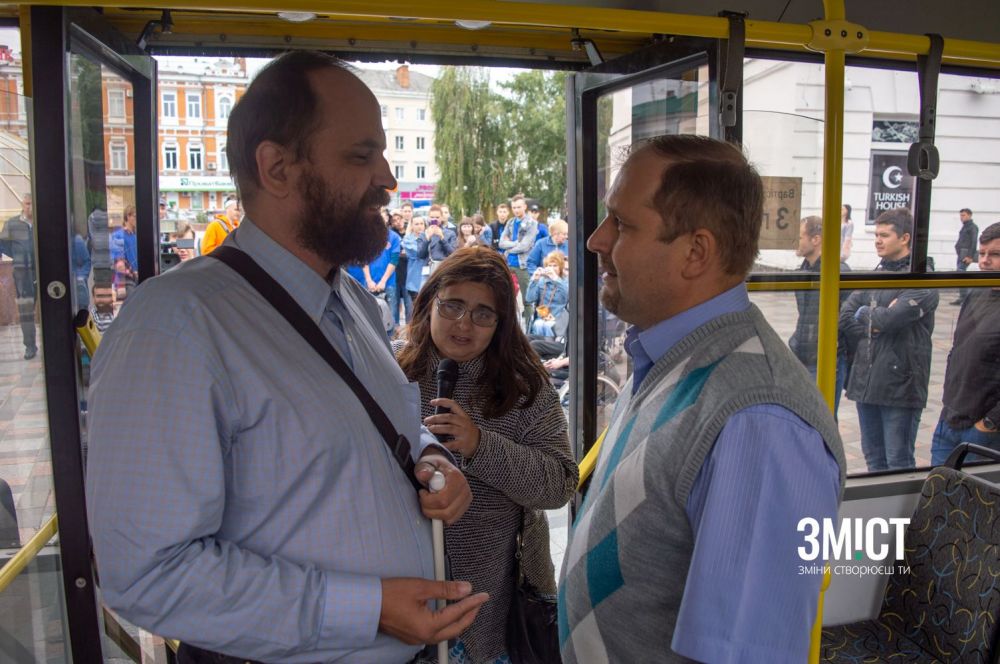 Марина Бабець пояснює тонкощі спілкування з людьми з порушенням зору