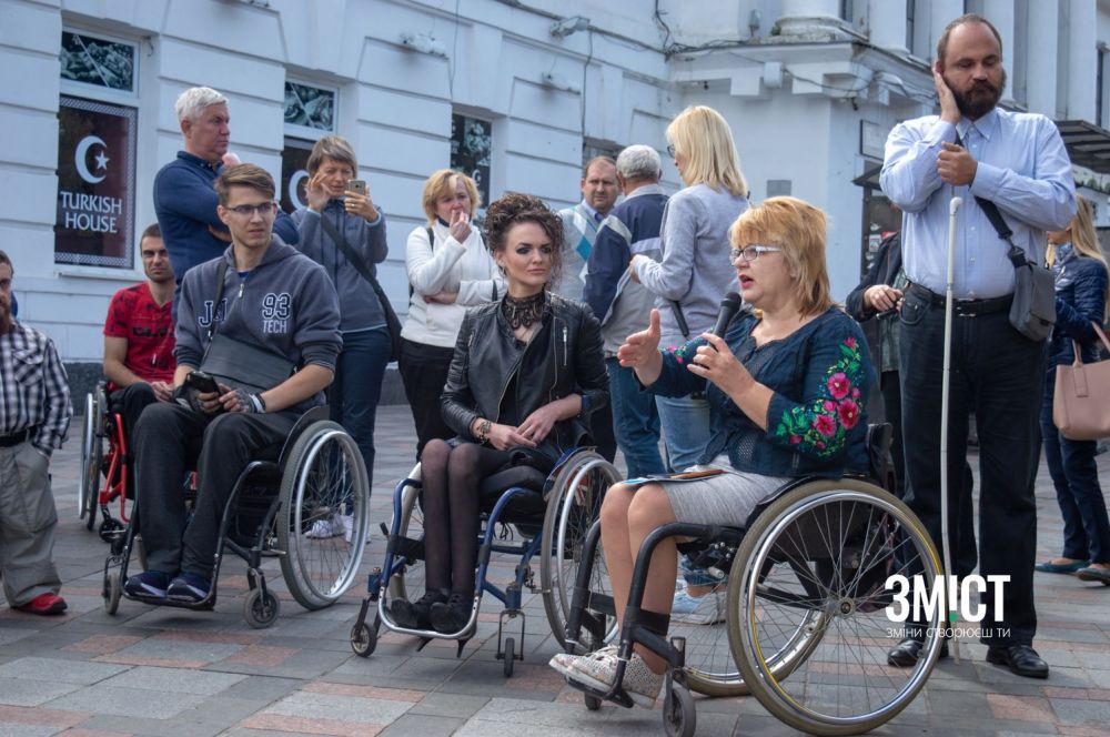 Ірина Твердохліб (на першому плані)