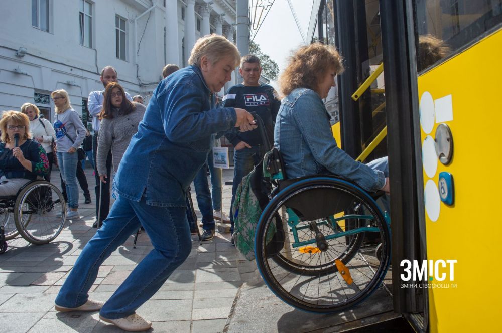 Працівників тролейбусного управління навчали полтавці з різними формами нозологій