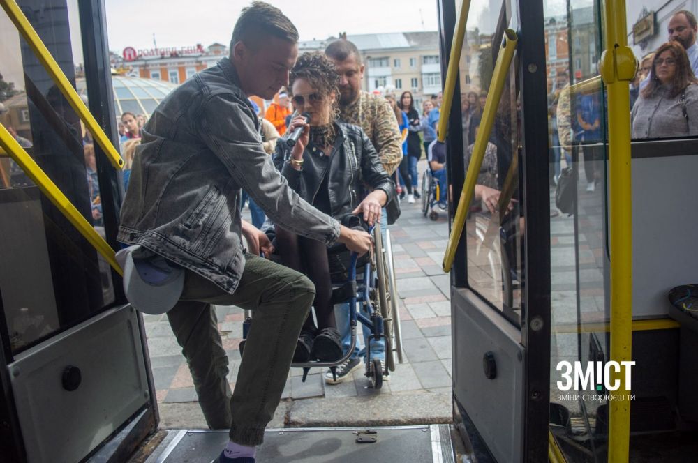 Для людей на візку навіть заїхати до салону – задача не з легких