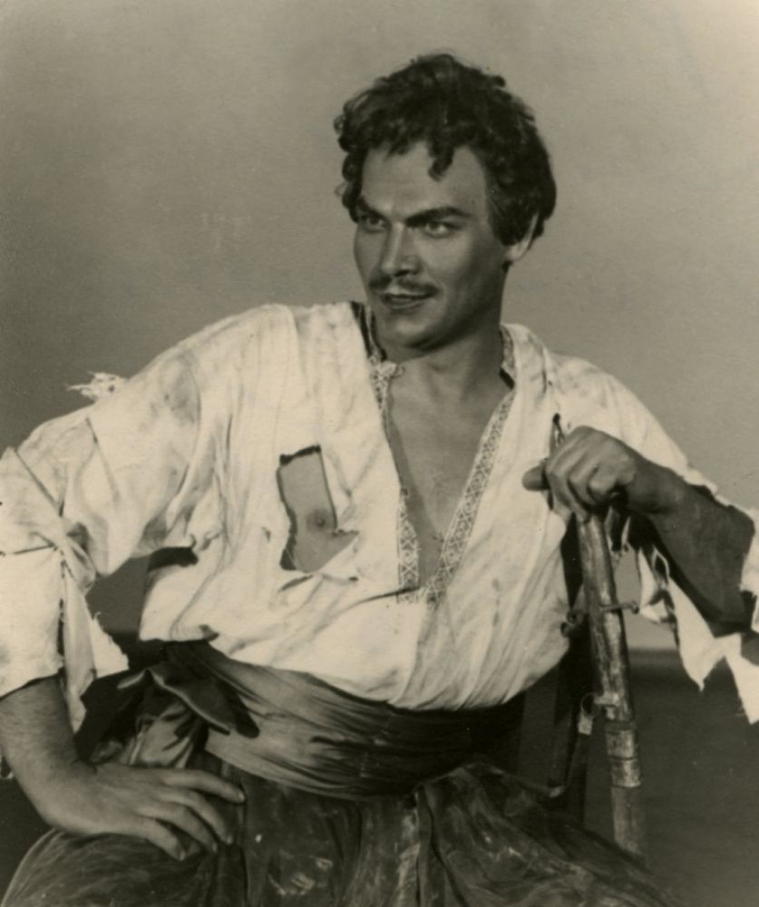 Дмитро Гнатюк у ролі Енея. Академічний театр опери та балету УРСР ім. Т.Г. Шевченка, Київ. 1959 (Джерело – ife.pravda.com.ua)