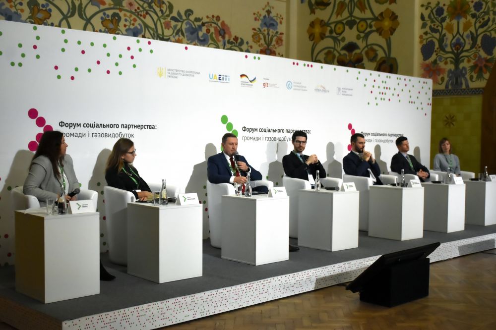 Зліва направо: Світлана Мізіна, Олеся Нехорошко, Володимир Онищенко, Олександр Шевельов, Олександр Маріковський, Максим Брикульський та Людмила Хоміч