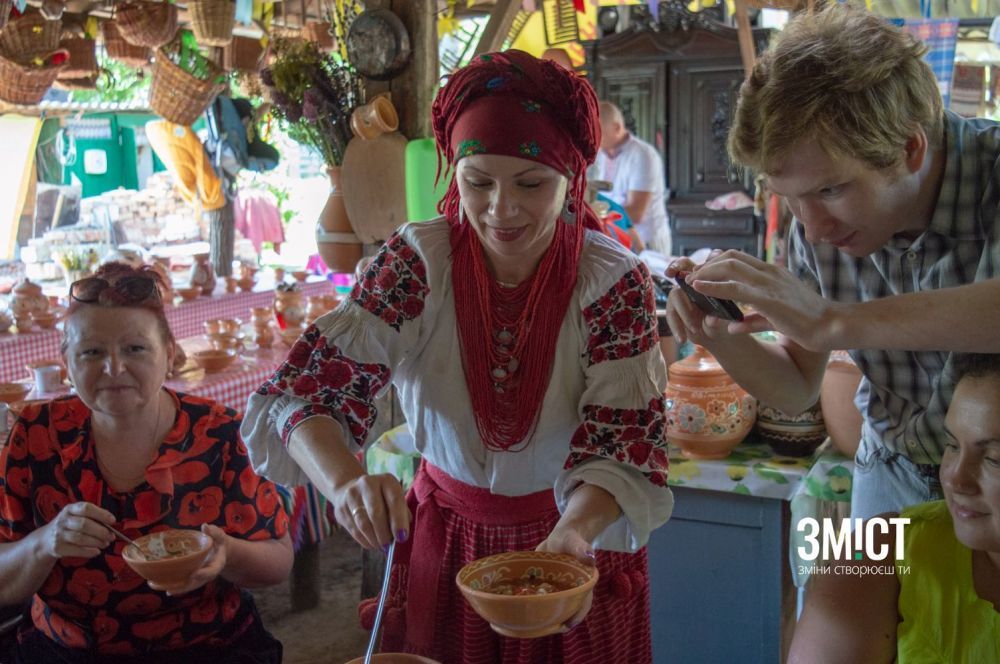 Олена Щербань в садибі «Лялина Світлиця»