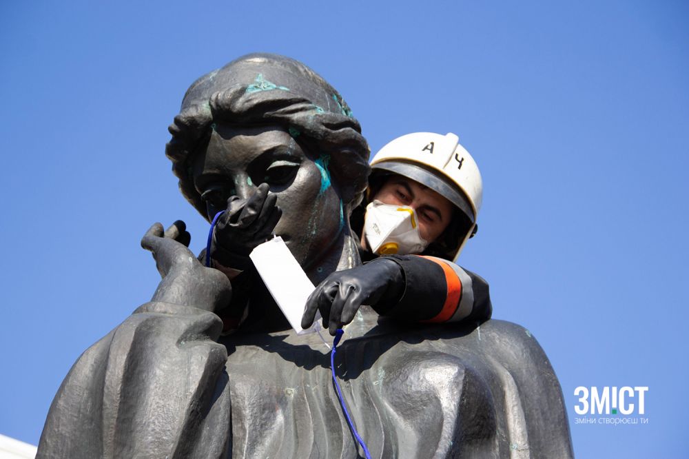 Маруся Чурай майже у масці