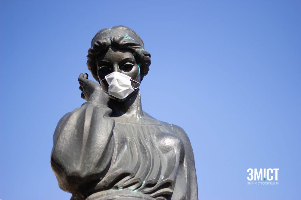 Зверніть увагу, що руки не торкаються обличчя