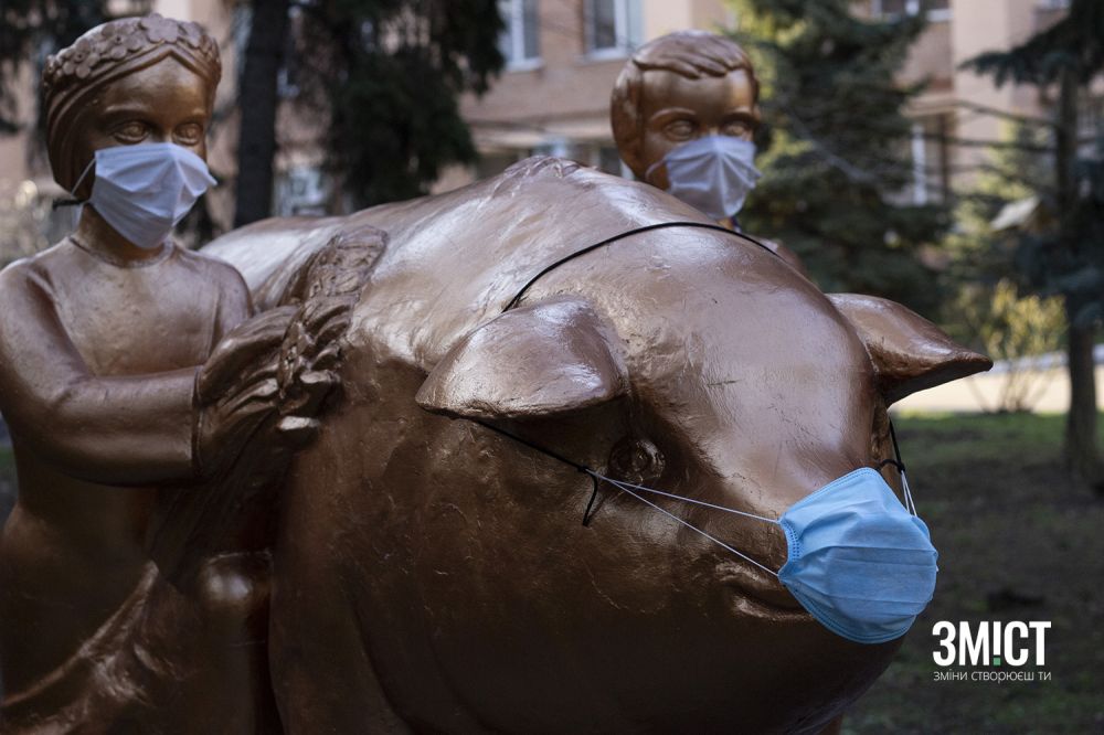 Пам'ятник свині у масці